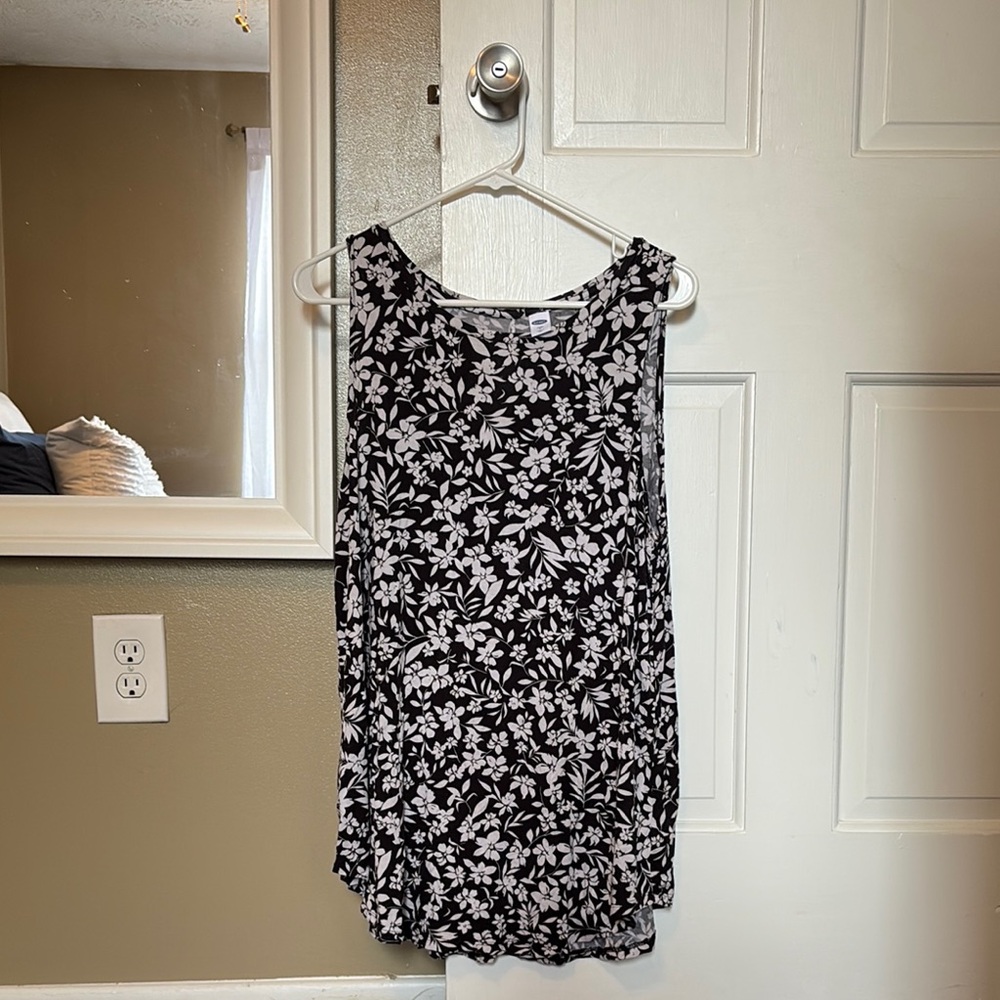 Old Navy Floral Top in Black and White